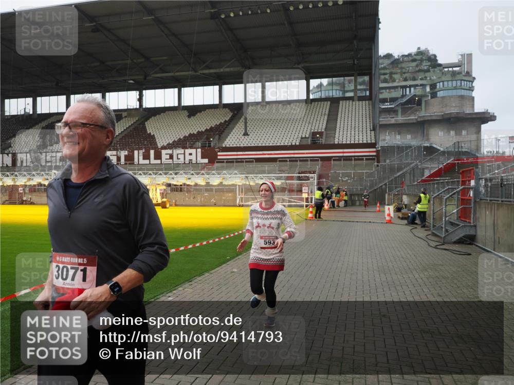 07.12.2025 - St. Pauli X-Mass-Run No. 15 Fabian Wolf http://msf.ph/oto/9414793 07.12.2025 11:23:49 Ziel 593, 2387, 2389, 2409, 3071, 3190, 3191 meine-sportfotos.de