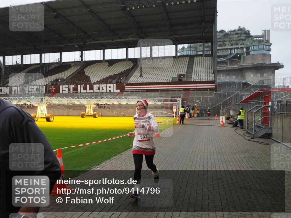 07.12.2025 - St. Pauli X-Mass-Run No. 15 Fabian Wolf http://msf.ph/oto/9414796 07.12.2025 11:23:49 Ziel 593, 2387, 2389, 2409, 3071, 3190, 3191 meine-sportfotos.de