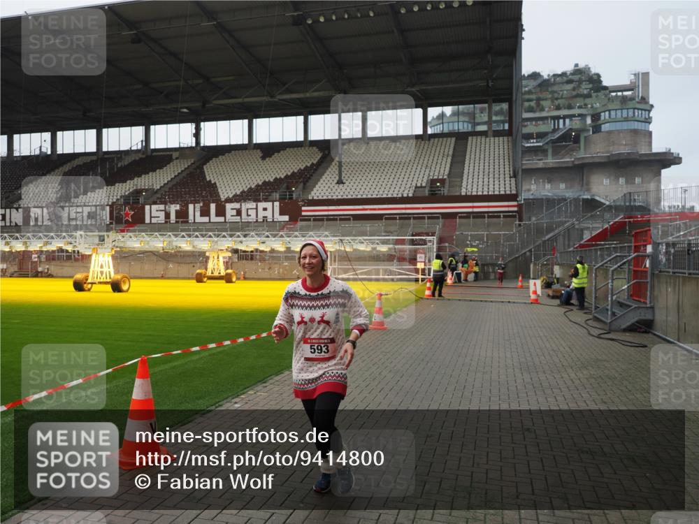 07.12.2025 - St. Pauli X-Mass-Run No. 15 Fabian Wolf http://msf.ph/oto/9414800 07.12.2025 11:23:49 Ziel 593, 2387, 2389, 2409, 3071, 3190, 3191 meine-sportfotos.de