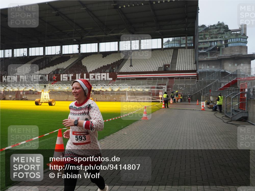 07.12.2025 - St. Pauli X-Mass-Run No. 15 Fabian Wolf http://msf.ph/oto/9414807 07.12.2025 11:23:50 Ziel 593, 2387, 2389, 2409, 3071, 3190, 3191 meine-sportfotos.de