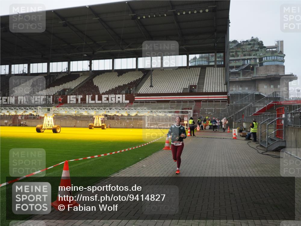 07.12.2025 - St. Pauli X-Mass-Run No. 15 Fabian Wolf http://msf.ph/oto/9414827 07.12.2025 11:23:58 Ziel 593, 2814, 3071 meine-sportfotos.de