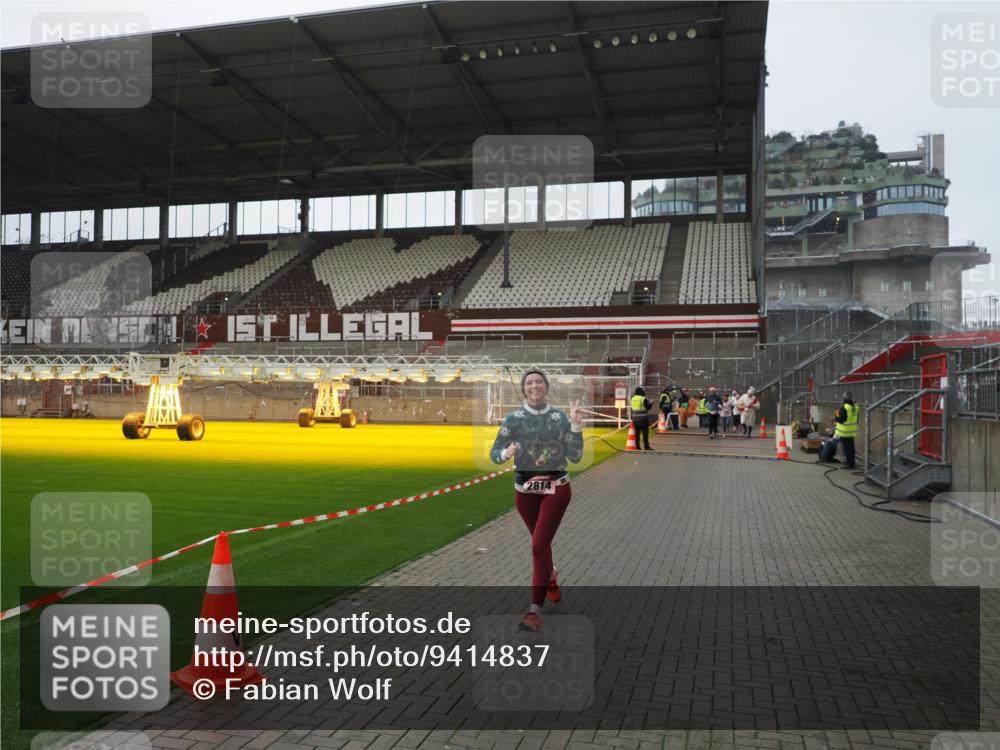 07.12.2025 - St. Pauli X-Mass-Run No. 15 Fabian Wolf http://msf.ph/oto/9414837 07.12.2025 11:23:59 Ziel 593, 2814, 3071 meine-sportfotos.de