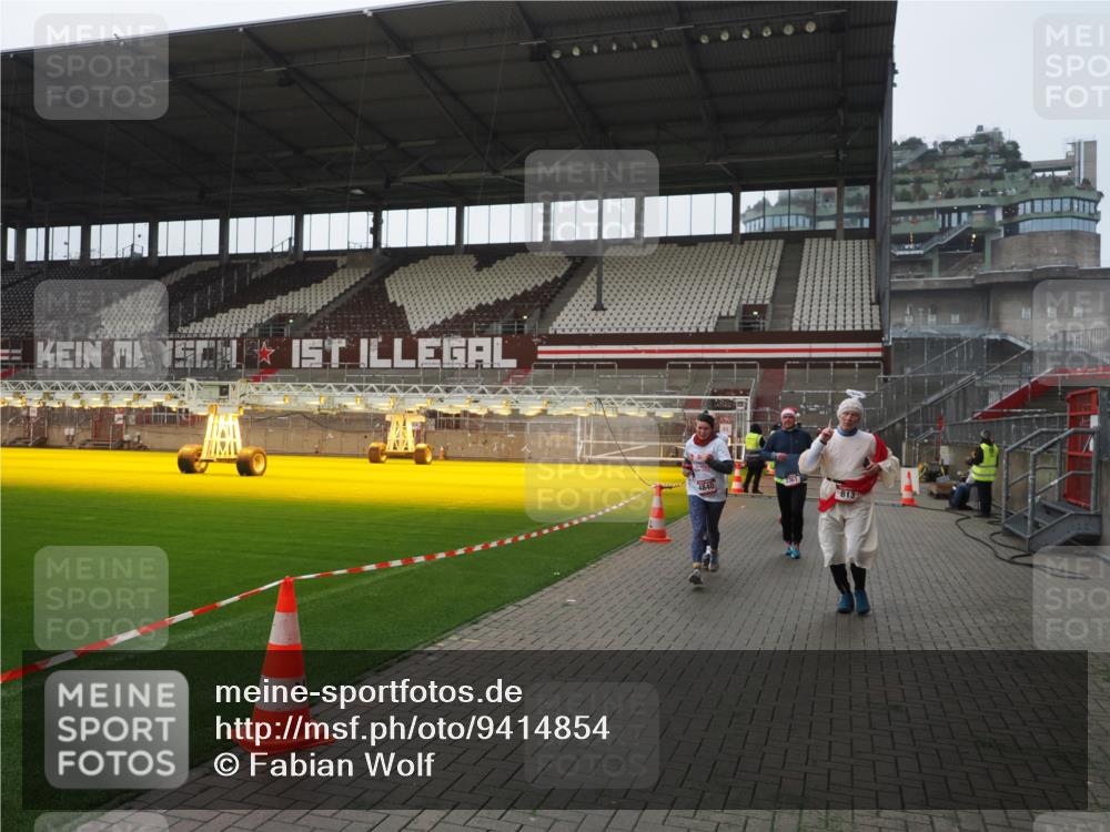 07.12.2025 - St. Pauli X-Mass-Run No. 15 Fabian Wolf http://msf.ph/oto/9414854 07.12.2025 11:24:07 Ziel 813, 2814, 3361, 4840, 4841 meine-sportfotos.de