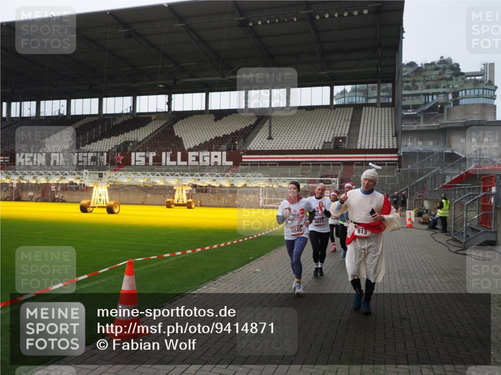07.12.2025 - St. Pauli X-Mass-Run No. 15 Fabian Wolf http://msf.ph/oto/9414871 07.12.2025 11:24:08 Ziel 813, 2814, 3361, 4840, 4841 meine-sportfotos.de