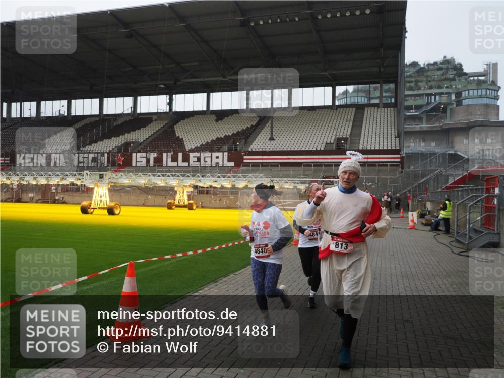 07.12.2025 - St. Pauli X-Mass-Run No. 15 Fabian Wolf http://msf.ph/oto/9414881 07.12.2025 11:24:08 Ziel 813, 2814, 3361, 4840, 4841 meine-sportfotos.de