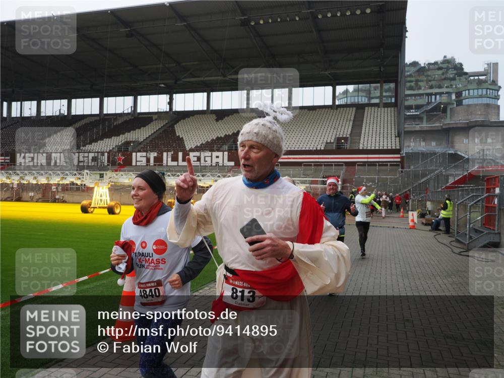 07.12.2025 - St. Pauli X-Mass-Run No. 15 Fabian Wolf http://msf.ph/oto/9414895 07.12.2025 11:24:09 Ziel 813, 2814, 3361, 4840, 4841 meine-sportfotos.de