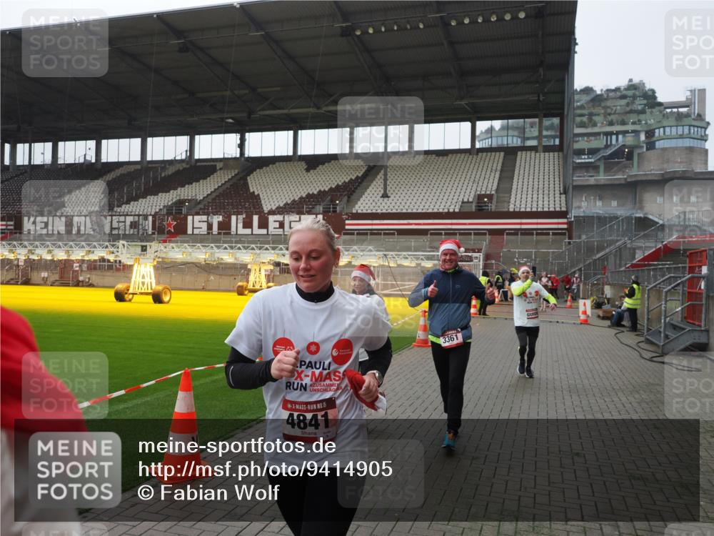 07.12.2025 - St. Pauli X-Mass-Run No. 15 Fabian Wolf http://msf.ph/oto/9414905 07.12.2025 11:24:10 Ziel 813, 2386, 2388, 2814, 3361, 4840, 4841 meine-sportfotos.de