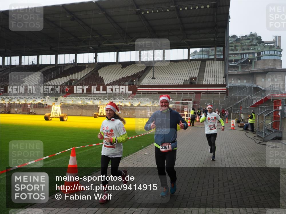 07.12.2025 - St. Pauli X-Mass-Run No. 15 Fabian Wolf http://msf.ph/oto/9414915 07.12.2025 11:24:10 Ziel 813, 2386, 2388, 2814, 3361, 4840, 4841 meine-sportfotos.de
