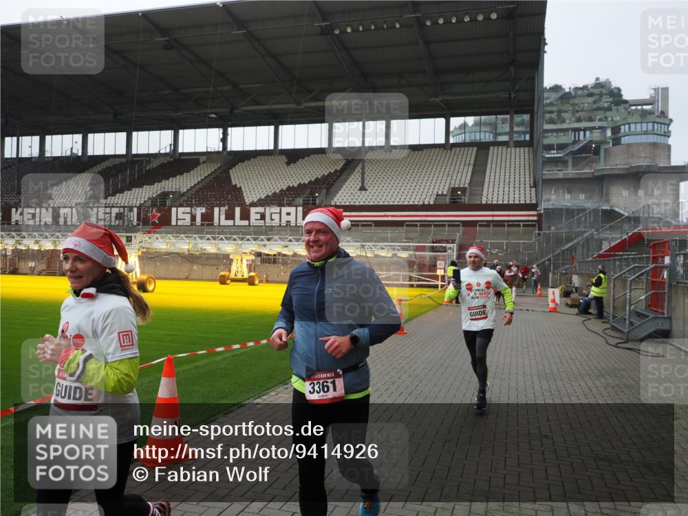 07.12.2025 - St. Pauli X-Mass-Run No. 15 Fabian Wolf http://msf.ph/oto/9414926 07.12.2025 11:24:11 Ziel 813, 2386, 2388, 2814, 3361, 4840, 4841 meine-sportfotos.de