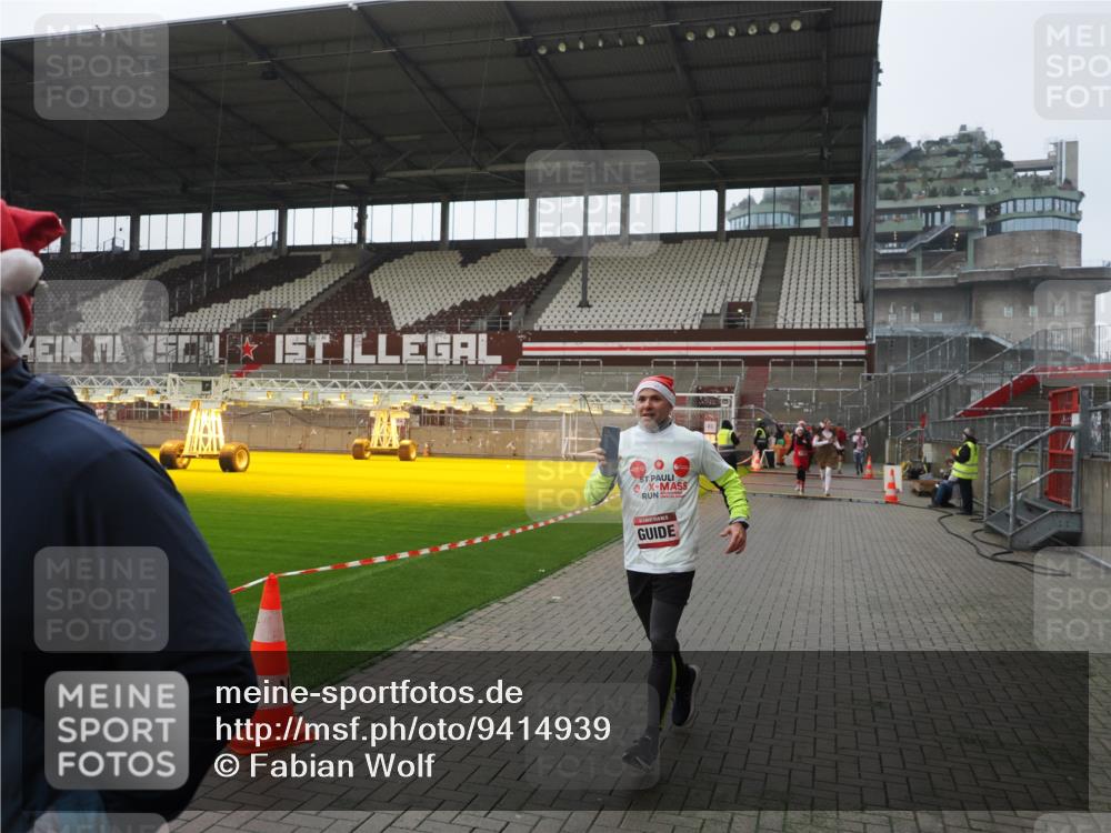07.12.2025 - St. Pauli X-Mass-Run No. 15 Fabian Wolf http://msf.ph/oto/9414939 07.12.2025 11:24:12 Ziel 813, 2386, 2388, 2814, 3361, 4840, 4841 meine-sportfotos.de