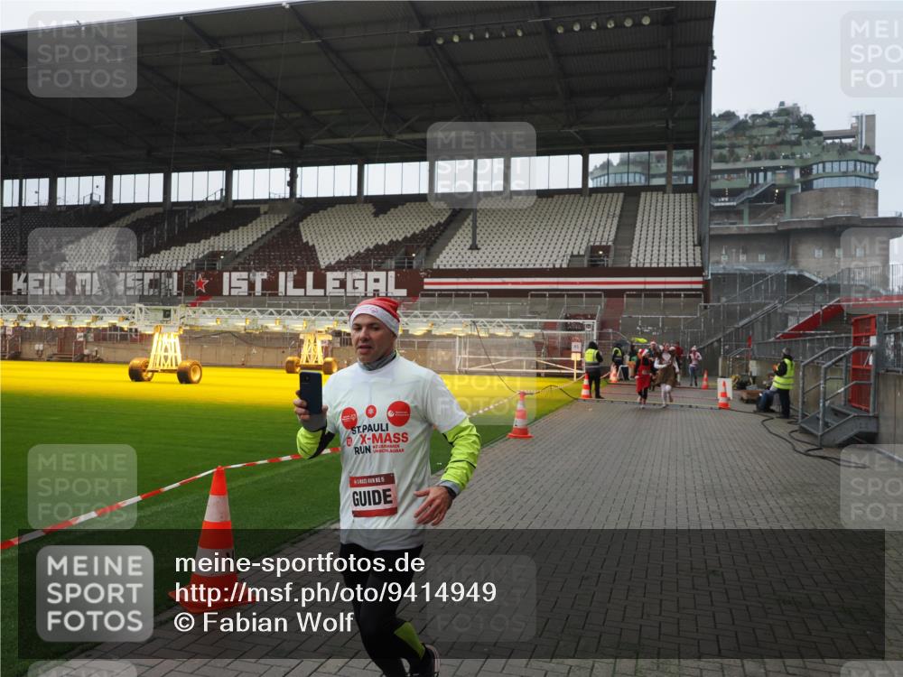 07.12.2025 - St. Pauli X-Mass-Run No. 15 Fabian Wolf http://msf.ph/oto/9414949 07.12.2025 11:24:12 Ziel 813, 2386, 2388, 2814, 3361, 4840, 4841 meine-sportfotos.de