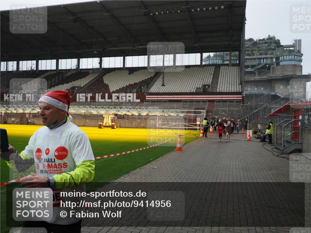 07.12.2025 - St. Pauli X-Mass-Run No. 15 Fabian Wolf http://msf.ph/oto/9414956 07.12.2025 11:24:13 Ziel 813, 2386, 2388, 2875, 2881, 3361, 4840, 4841 meine-sportfotos.de