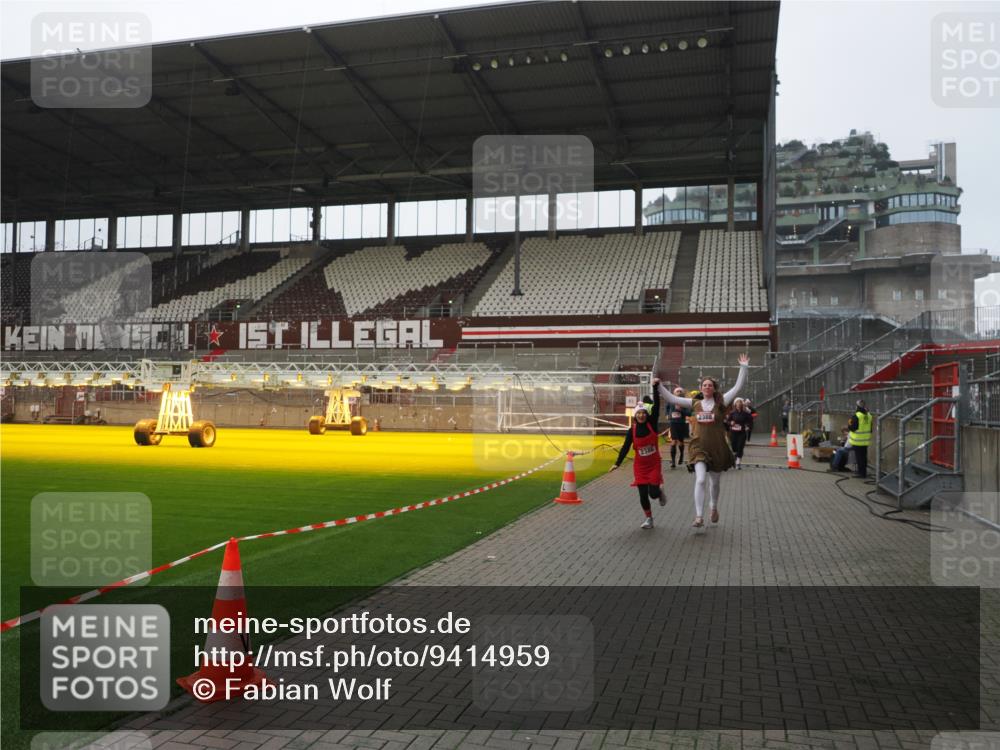 07.12.2025 - St. Pauli X-Mass-Run No. 15 Fabian Wolf http://msf.ph/oto/9414959 07.12.2025 11:24:16 Ziel 672, 813, 2386, 2388, 2605, 2606, 2875, 2881, 3361, 4840, 4841 meine-sportfotos.de