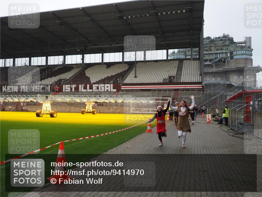 07.12.2025 - St. Pauli X-Mass-Run No. 15 Fabian Wolf http://msf.ph/oto/9414970 07.12.2025 11:24:16 Ziel 672, 813, 2386, 2388, 2605, 2606, 2875, 2881, 3361, 4840, 4841 meine-sportfotos.de