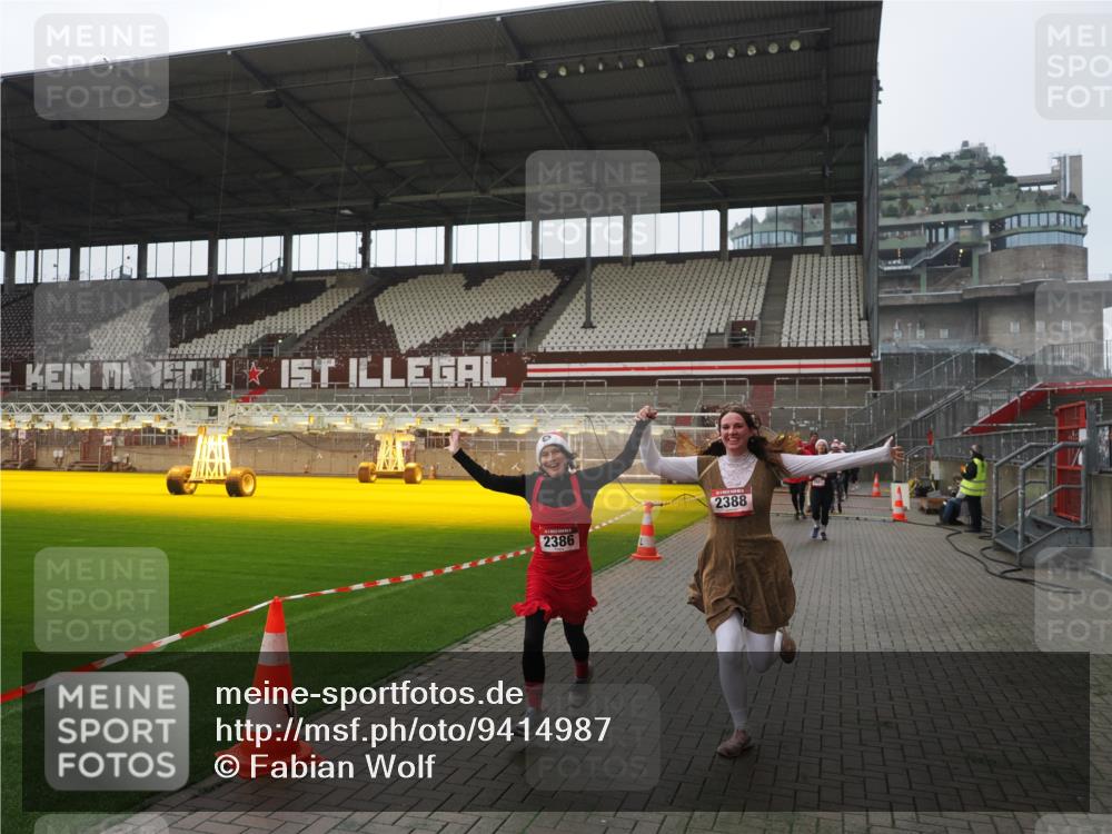 07.12.2025 - St. Pauli X-Mass-Run No. 15 Fabian Wolf http://msf.ph/oto/9414987 07.12.2025 11:24:17 Ziel 672, 813, 2386, 2388, 2605, 2606, 2875, 2881, 3361, 4840, 4841 meine-sportfotos.de