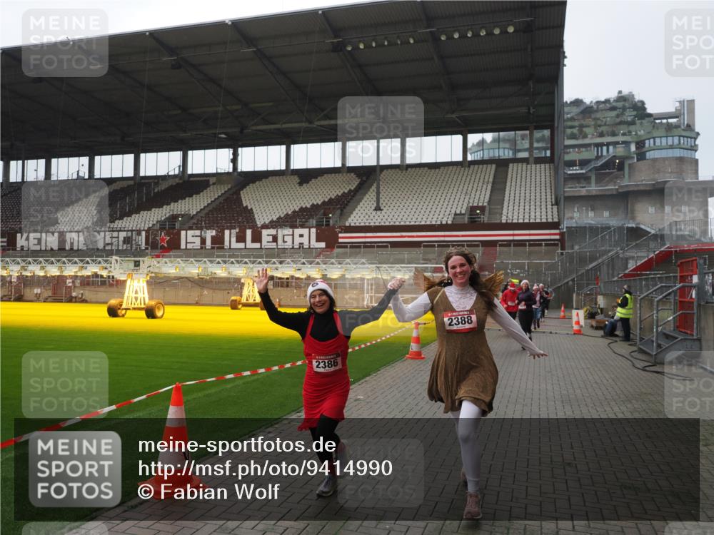 07.12.2025 - St. Pauli X-Mass-Run No. 15 Fabian Wolf http://msf.ph/oto/9414990 07.12.2025 11:24:17 Ziel 672, 813, 2386, 2388, 2605, 2606, 2875, 2881, 3361, 4840, 4841 meine-sportfotos.de
