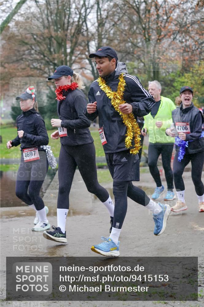 07.12.2025 - St. Pauli X-Mass-Run No. 15 Michael Burmester http://msf.ph/oto/9415153 07.12.2025 10:06:54 Laufen 4697, 103, 4706 meine-sportfotos.de