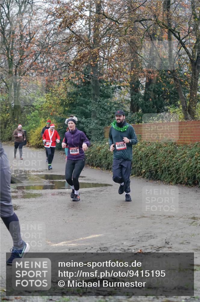 07.12.2025 - St. Pauli X-Mass-Run No. 15 Michael Burmester http://msf.ph/oto/9415195 07.12.2025 10:07:13 Laufen 4698, 4695 meine-sportfotos.de