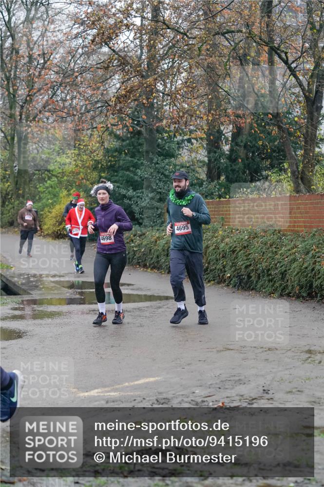 07.12.2025 - St. Pauli X-Mass-Run No. 15 Michael Burmester http://msf.ph/oto/9415196 07.12.2025 10:07:13 Laufen 4698, 4695 meine-sportfotos.de