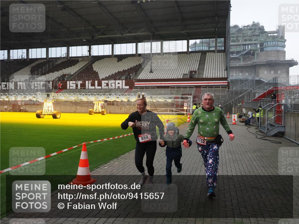 07.12.2025 - St. Pauli X-Mass-Run No. 15 Fabian Wolf http://msf.ph/oto/9415657 07.12.2025 11:05:09 Ziel 117, 128, 200, 201, 889, 1152, 1630 meine-sportfotos.de