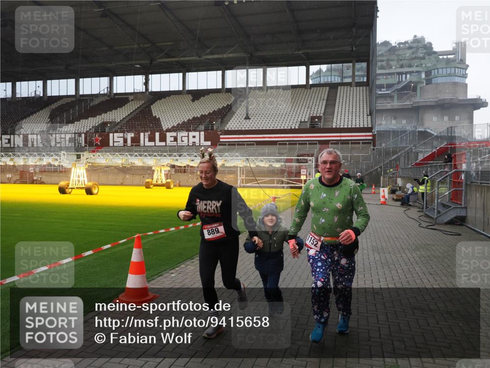 07.12.2025 - St. Pauli X-Mass-Run No. 15 Fabian Wolf http://msf.ph/oto/9415658 07.12.2025 11:05:09 Ziel 117, 128, 200, 201, 889, 1152, 1630 meine-sportfotos.de