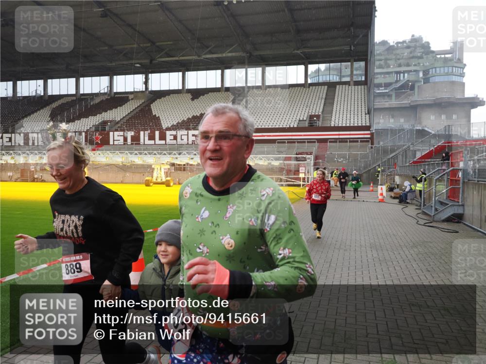 07.12.2025 - St. Pauli X-Mass-Run No. 15 Fabian Wolf http://msf.ph/oto/9415661 07.12.2025 11:05:09 Ziel 117, 128, 200, 201, 889, 1152, 1630 meine-sportfotos.de
