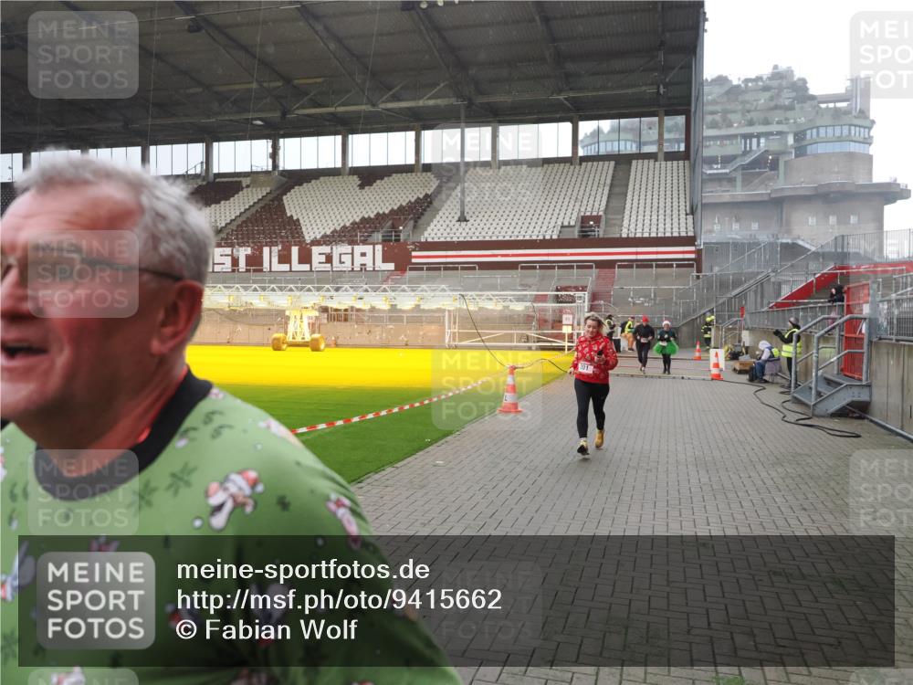 07.12.2025 - St. Pauli X-Mass-Run No. 15 Fabian Wolf http://msf.ph/oto/9415662 07.12.2025 11:05:10 Ziel 117, 128, 200, 201, 889, 1152, 1492, 1630 meine-sportfotos.de