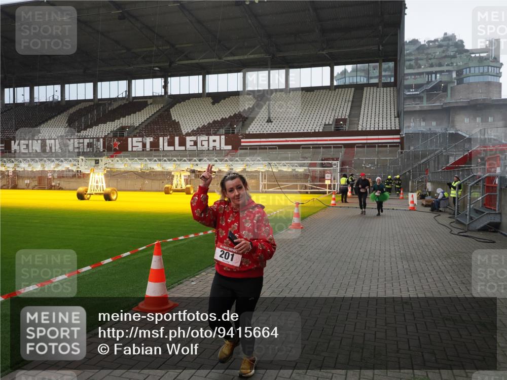 07.12.2025 - St. Pauli X-Mass-Run No. 15 Fabian Wolf http://msf.ph/oto/9415664 07.12.2025 11:05:12 Ziel 200, 201, 889, 1152, 1492, 1630 meine-sportfotos.de