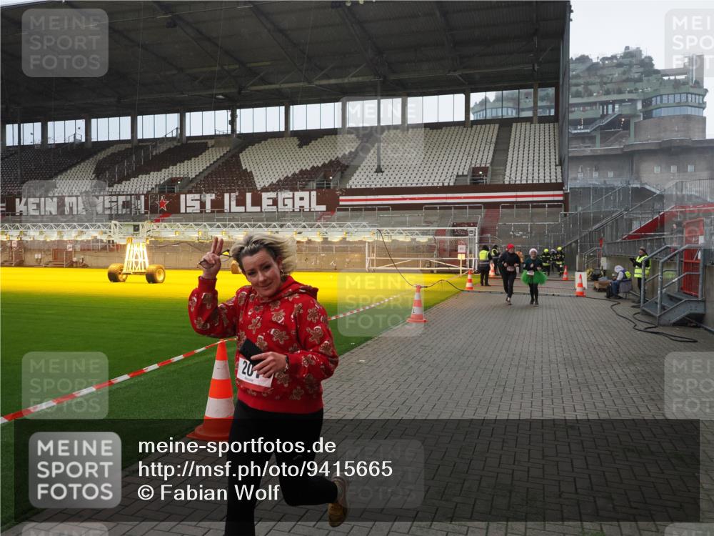 07.12.2025 - St. Pauli X-Mass-Run No. 15 Fabian Wolf http://msf.ph/oto/9415665 07.12.2025 11:05:12 Ziel 200, 201, 889, 1152, 1492, 1630 meine-sportfotos.de