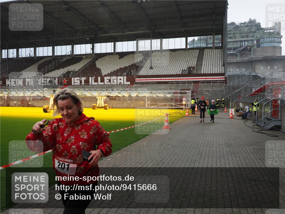 07.12.2025 - St. Pauli X-Mass-Run No. 15 Fabian Wolf http://msf.ph/oto/9415666 07.12.2025 11:05:12 Ziel 200, 201, 889, 1152, 1492, 1630 meine-sportfotos.de