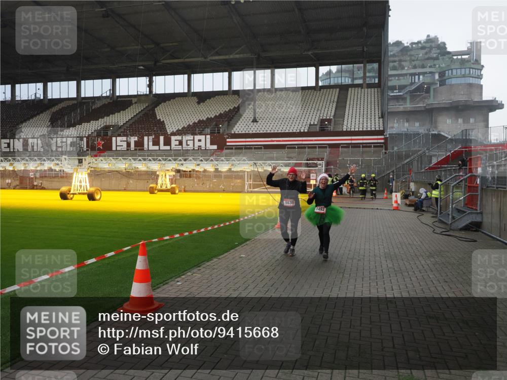 07.12.2025 - St. Pauli X-Mass-Run No. 15 Fabian Wolf http://msf.ph/oto/9415668 07.12.2025 11:05:15 Ziel 200, 201, 889, 1152, 1492, 1630 meine-sportfotos.de