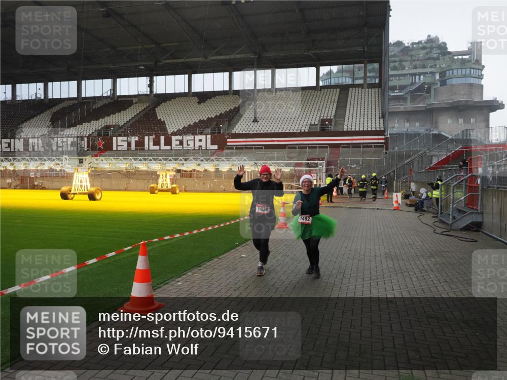 07.12.2025 - St. Pauli X-Mass-Run No. 15 Fabian Wolf http://msf.ph/oto/9415671 07.12.2025 11:05:16 Ziel 200, 201, 889, 1152, 1492, 1630 meine-sportfotos.de