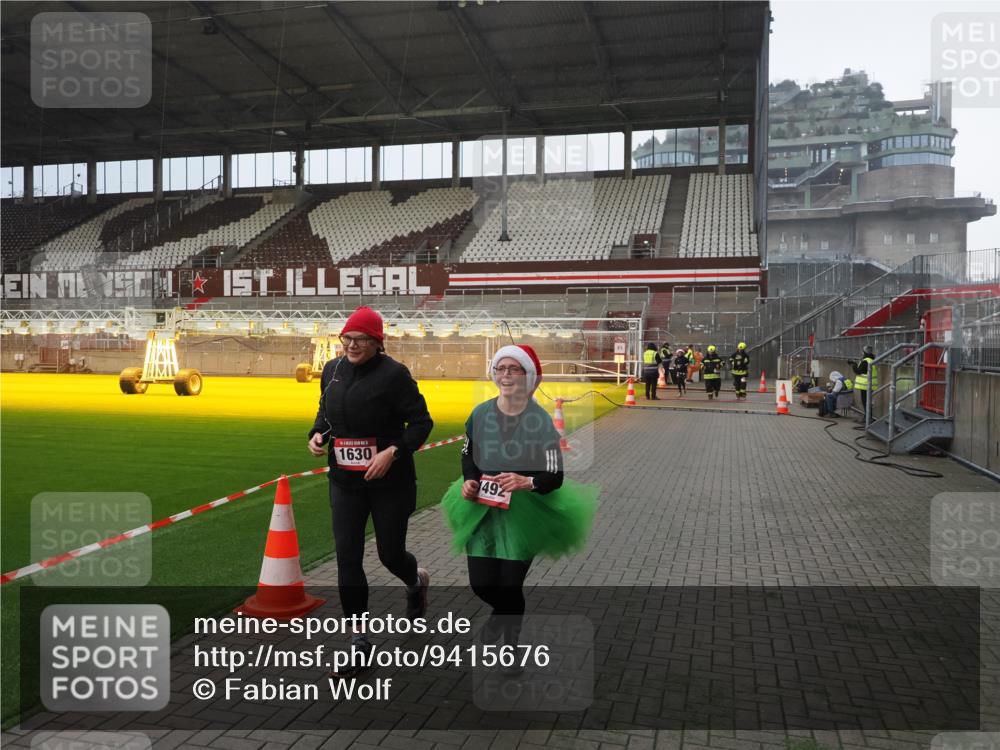 07.12.2025 - St. Pauli X-Mass-Run No. 15 Fabian Wolf http://msf.ph/oto/9415676 07.12.2025 11:05:17 Ziel 200, 201, 434, 889, 1152, 1492, 1600, 1630 meine-sportfotos.de