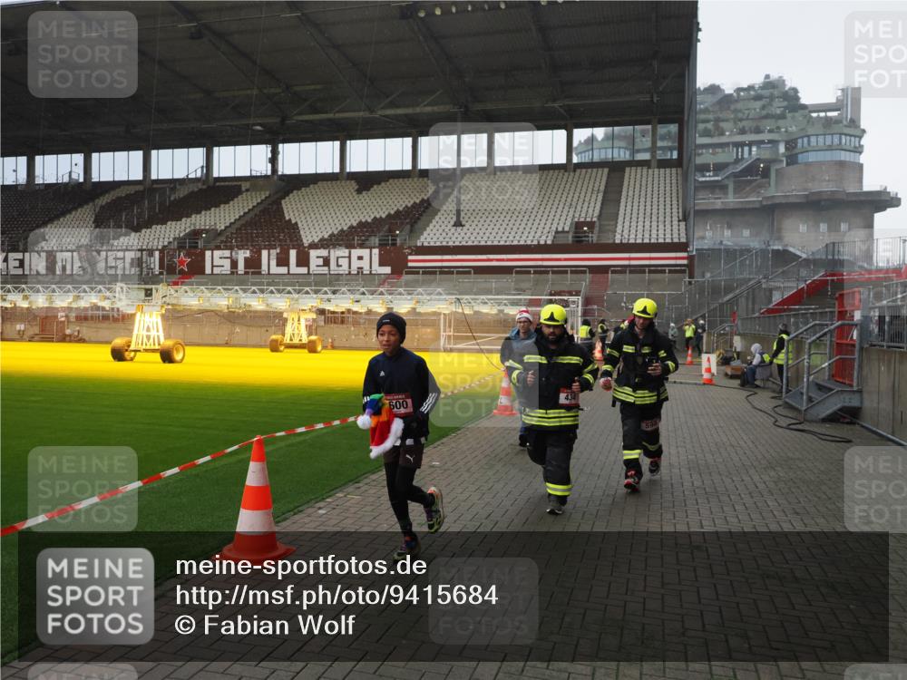 07.12.2025 - St. Pauli X-Mass-Run No. 15 Fabian Wolf http://msf.ph/oto/9415684 07.12.2025 11:05:25 Ziel 434, 1311, 1492, 1600, 1630 meine-sportfotos.de