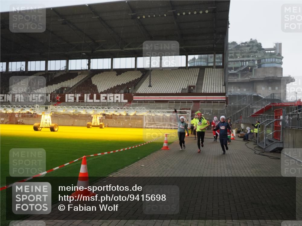 07.12.2025 - St. Pauli X-Mass-Run No. 15 Fabian Wolf http://msf.ph/oto/9415698 07.12.2025 11:05:35 Ziel 199, 434, 831, 1046, 1049, 1311, 1600, 1840, 1841, 2006, 2884 meine-sportfotos.de
