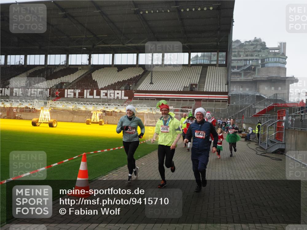 07.12.2025 - St. Pauli X-Mass-Run No. 15 Fabian Wolf http://msf.ph/oto/9415710 07.12.2025 11:05:37 Ziel 199, 434, 831, 1046, 1049, 1311, 1600, 1840, 1841, 2006, 2884 meine-sportfotos.de