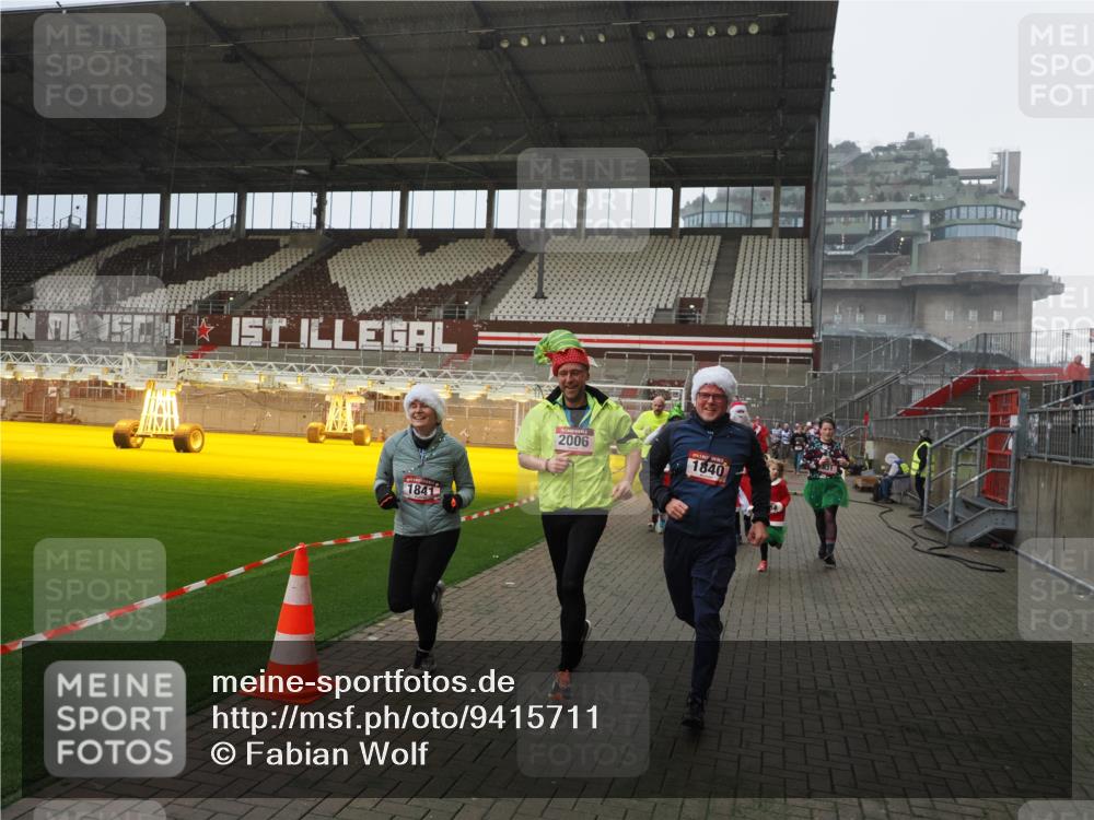 07.12.2025 - St. Pauli X-Mass-Run No. 15 Fabian Wolf http://msf.ph/oto/9415711 07.12.2025 11:05:37 Ziel 199, 434, 831, 1046, 1049, 1311, 1600, 1840, 1841, 2006, 2884 meine-sportfotos.de
