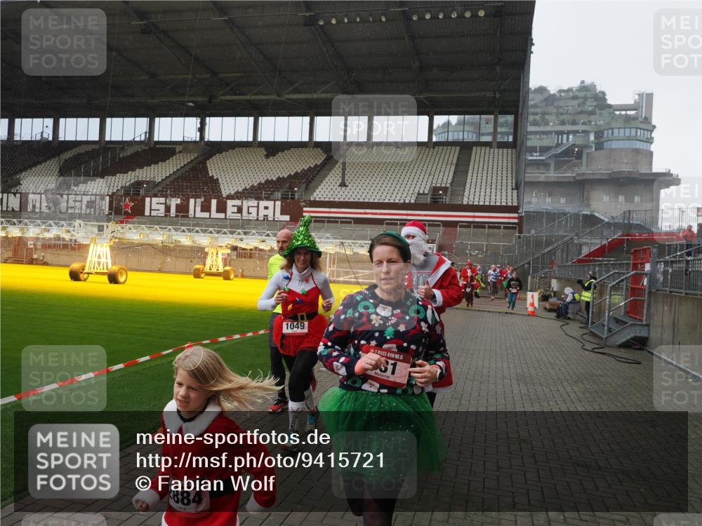 07.12.2025 - St. Pauli X-Mass-Run No. 15 Fabian Wolf http://msf.ph/oto/9415721 07.12.2025 11:05:40 Ziel 199, 831, 1046, 1049, 1196, 1311, 1840, 1841, 2006, 2254, 2884 meine-sportfotos.de