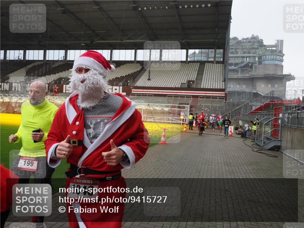 07.12.2025 - St. Pauli X-Mass-Run No. 15 Fabian Wolf http://msf.ph/oto/9415727 07.12.2025 11:05:41 Ziel 199, 831, 932, 1046, 1049, 1092, 1196, 1840, 1841, 2006, 2254, 2884 meine-sportfotos.de