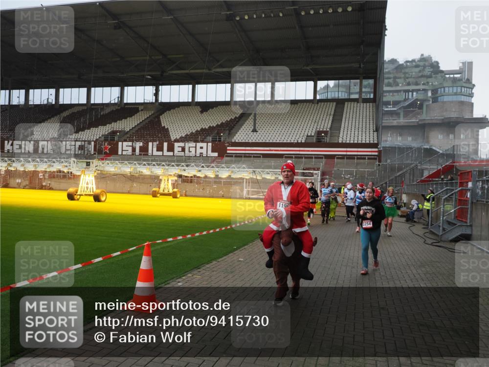 07.12.2025 - St. Pauli X-Mass-Run No. 15 Fabian Wolf http://msf.ph/oto/9415730 07.12.2025 11:05:46 Ziel 199, 831, 924, 925, 927, 929, 932, 973, 1046, 1049, 1092, 1196, 1208, 1428, 1432, 1840, 1841, 2006, 2254, 2884, 3272, 3278 meine-sportfotos.de