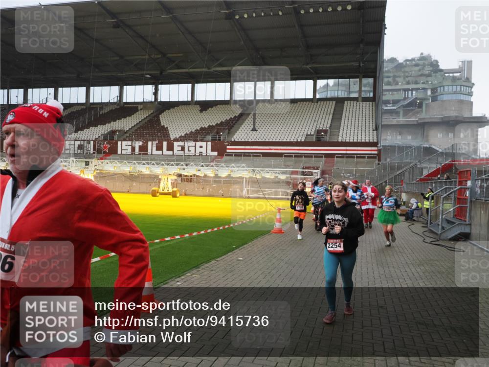 07.12.2025 - St. Pauli X-Mass-Run No. 15 Fabian Wolf http://msf.ph/oto/9415736 07.12.2025 11:05:47 Ziel 199, 831, 924, 925, 927, 929, 932, 973, 1046, 1049, 1092, 1196, 1208, 1428, 1432, 1840, 1841, 2006, 2254, 2884, 3272, 3278 meine-sportfotos.de