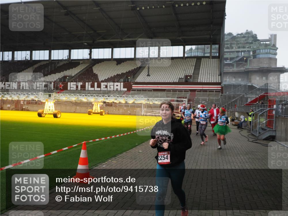 07.12.2025 - St. Pauli X-Mass-Run No. 15 Fabian Wolf http://msf.ph/oto/9415738 07.12.2025 11:05:48 Ziel 199, 831, 924, 925, 927, 929, 932, 973, 1046, 1049, 1092, 1196, 1208, 1428, 1432, 1840, 1841, 2006, 2254, 2884, 3272, 3278 meine-sportfotos.de