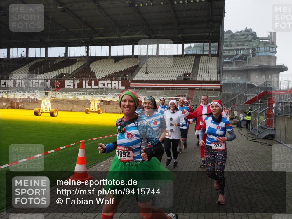 07.12.2025 - St. Pauli X-Mass-Run No. 15 Fabian Wolf http://msf.ph/oto/9415744 07.12.2025 11:05:52 Ziel 199, 298, 300, 659, 831, 924, 925, 927, 929, 932, 973, 1046, 1049, 1092, 1196, 1208, 1428, 1432, 1608, 2254, 2884, 3272, 3278 meine-sportfotos.de