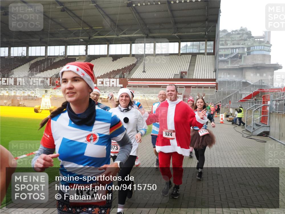 07.12.2025 - St. Pauli X-Mass-Run No. 15 Fabian Wolf http://msf.ph/oto/9415750 07.12.2025 11:05:53 Ziel 298, 300, 659, 831, 924, 925, 927, 929, 932, 973, 1092, 1196, 1208, 1428, 1432, 1608, 2254, 3272, 3278 meine-sportfotos.de