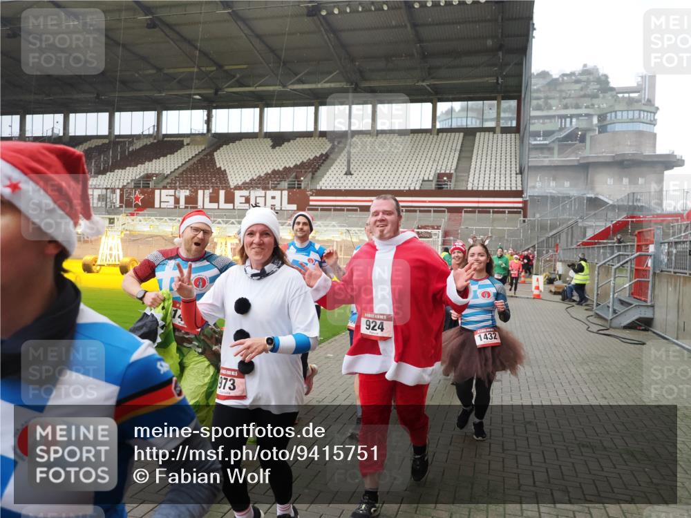 07.12.2025 - St. Pauli X-Mass-Run No. 15 Fabian Wolf http://msf.ph/oto/9415751 07.12.2025 11:05:53 Ziel 298, 300, 659, 831, 924, 925, 927, 929, 932, 973, 1092, 1196, 1208, 1428, 1432, 1608, 2254, 3272, 3278 meine-sportfotos.de