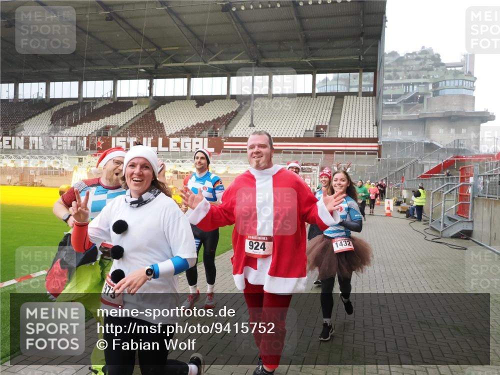 07.12.2025 - St. Pauli X-Mass-Run No. 15 Fabian Wolf http://msf.ph/oto/9415752 07.12.2025 11:05:53 Ziel 298, 300, 659, 831, 924, 925, 927, 929, 932, 973, 1092, 1196, 1208, 1428, 1432, 1608, 2254, 3272, 3278 meine-sportfotos.de