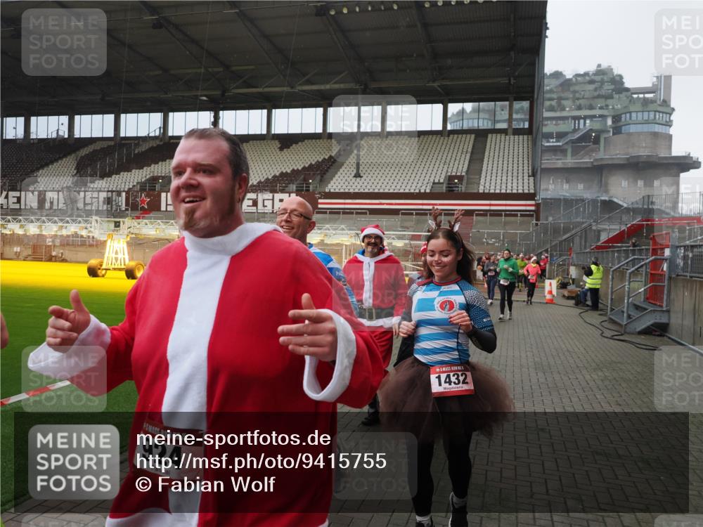 07.12.2025 - St. Pauli X-Mass-Run No. 15 Fabian Wolf http://msf.ph/oto/9415755 07.12.2025 11:05:54 Ziel 92, 298, 300, 659, 924, 925, 927, 929, 932, 973, 1025, 1092, 1196, 1208, 1428, 1432, 1608, 2254, 3272, 3278 meine-sportfotos.de