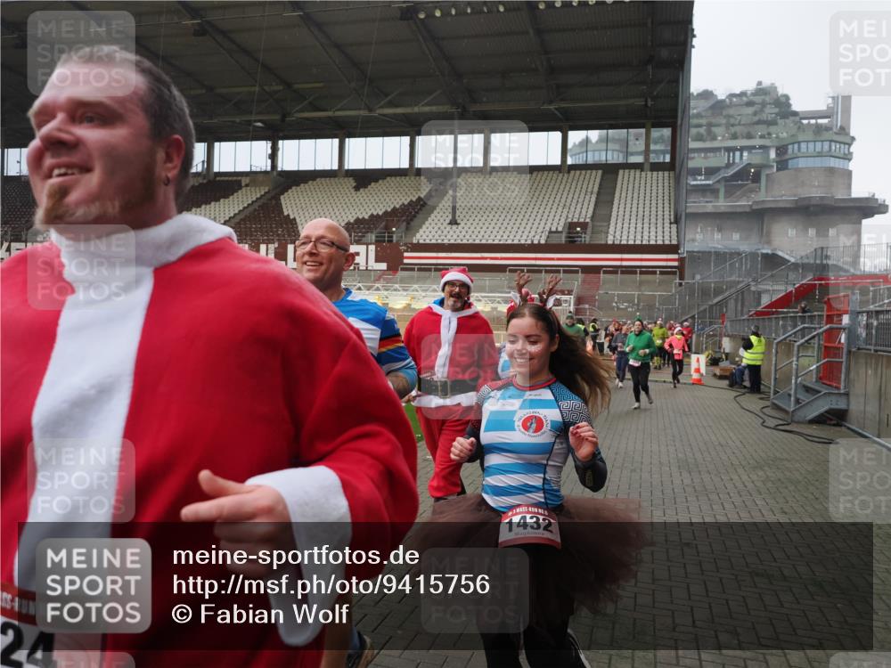 07.12.2025 - St. Pauli X-Mass-Run No. 15 Fabian Wolf http://msf.ph/oto/9415756 07.12.2025 11:05:54 Ziel 92, 298, 300, 659, 924, 925, 927, 929, 932, 973, 1025, 1092, 1196, 1208, 1428, 1432, 1608, 2254, 3272, 3278 meine-sportfotos.de