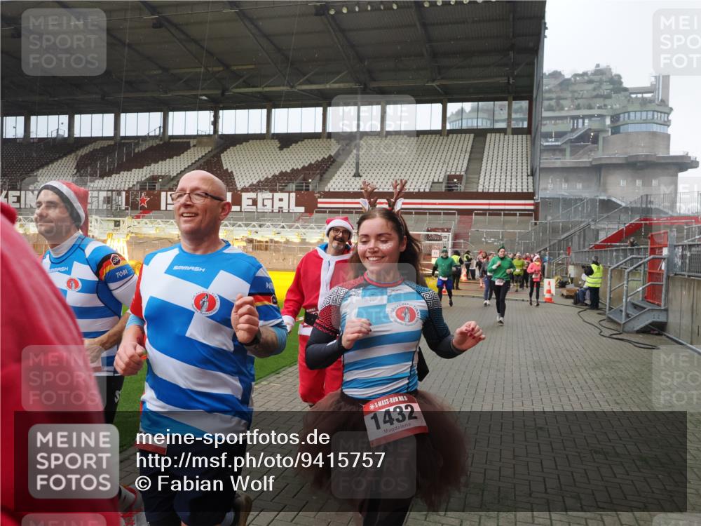 07.12.2025 - St. Pauli X-Mass-Run No. 15 Fabian Wolf http://msf.ph/oto/9415757 07.12.2025 11:05:54 Ziel 92, 298, 300, 659, 924, 925, 927, 929, 932, 973, 1025, 1092, 1196, 1208, 1428, 1432, 1608, 2254, 3272, 3278 meine-sportfotos.de