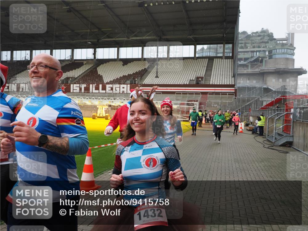 07.12.2025 - St. Pauli X-Mass-Run No. 15 Fabian Wolf http://msf.ph/oto/9415758 07.12.2025 11:05:54 Ziel 92, 298, 300, 659, 924, 925, 927, 929, 932, 973, 1025, 1092, 1196, 1208, 1428, 1432, 1608, 2254, 3272, 3278 meine-sportfotos.de
